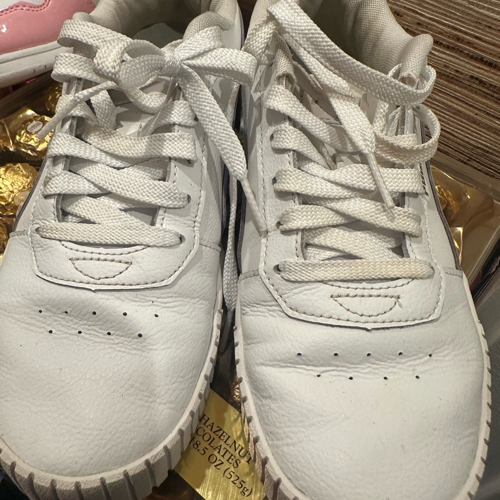 Puma Classic White Sneakers 8.5 guc